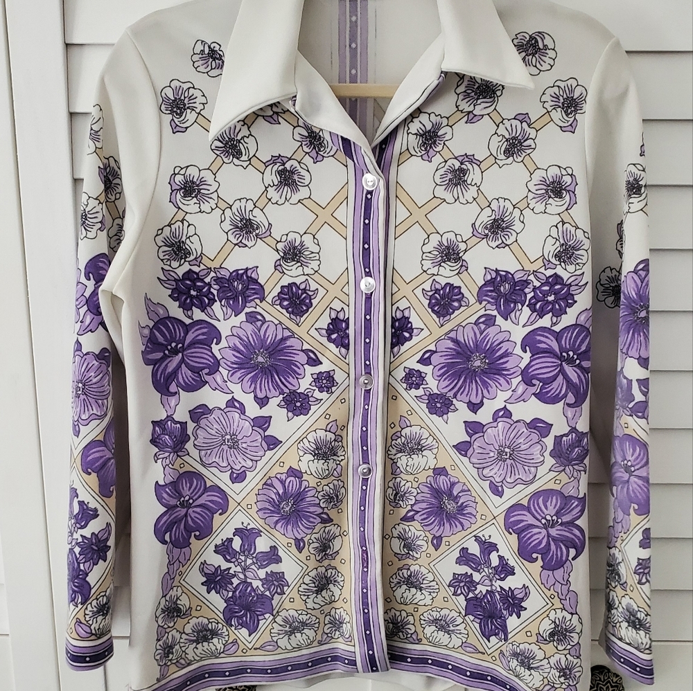 Gorgeous Vintage 70's Purple Floral Button down shirt M/L